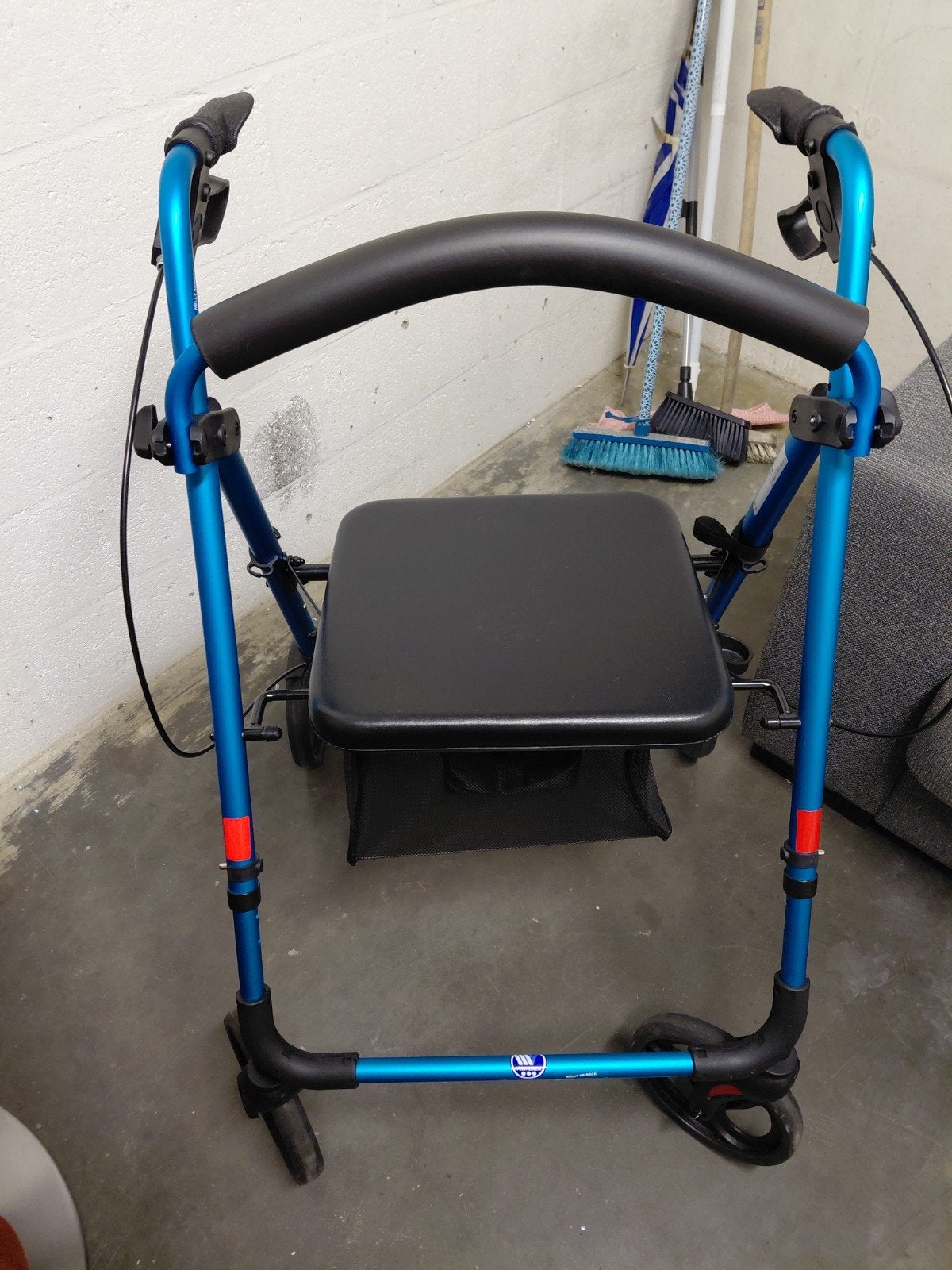 Rollator in perfecte staat, 65 cm breed
de hoogte is verstel, Ophalen