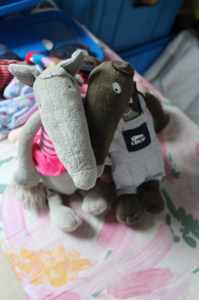 lot de peluches loup/louve/yeti et vêtements, Enfants & Bébés, Jouets | Peluches, Enlèvement, Utilisé