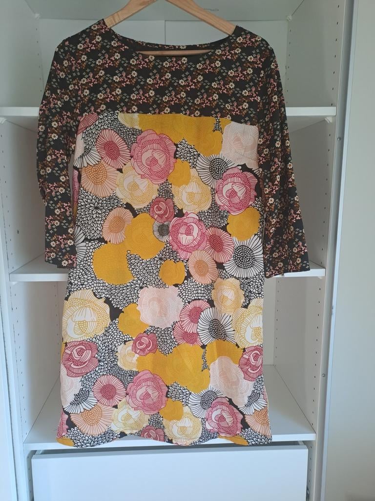 Robe florale rouge, jaune et noire à manches courtes t L, Vêtements | Femmes, Taille 42/44 (L), Enlèvement ou Envoi, Autres couleurs
