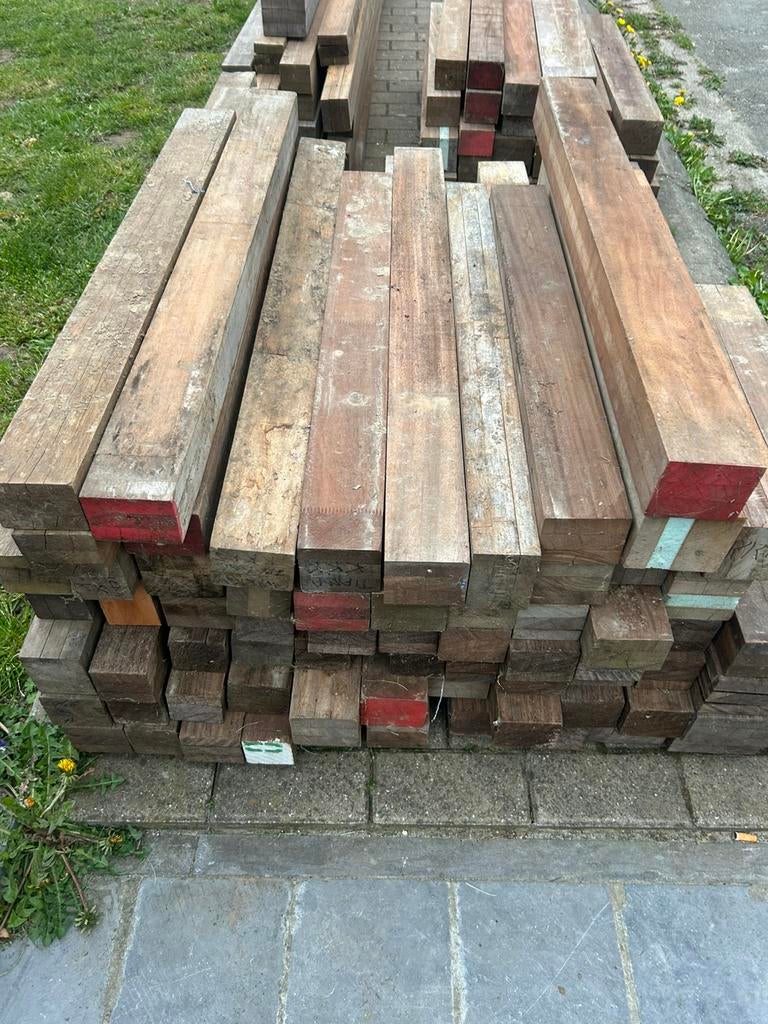 Lot hardhout balken verschillende lengte rond  120 stuks, Ophalen, Zo goed als nieuw, Balken, Hardhout