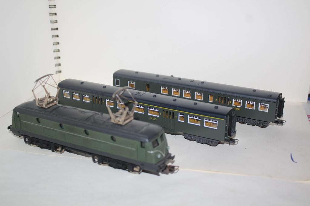 lima ho loc sncb 125012 + 2 voitures M2, Hobby & Loisirs créatifs, Enlèvement ou Envoi, Locomotive, Lima, Courant continu