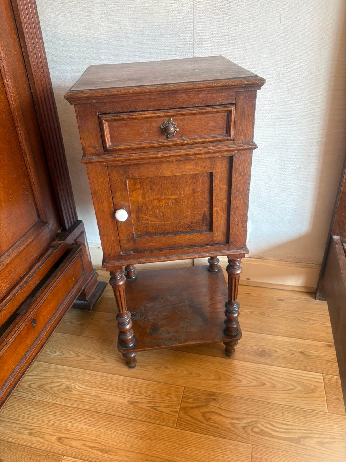 Table de chevet ancienne chêne. Style Henri II. À relooker, Maison & Meubles, 70 cm ou plus, Moins de 45 cm, Enlèvement, Utilisé