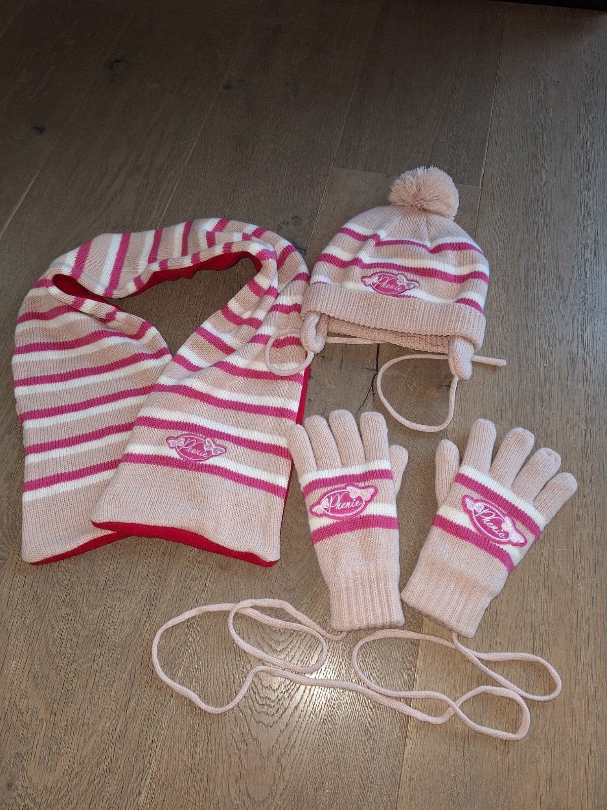 Muts, sjaal en handschoenen van Phantasialand, Enlèvement, Gants