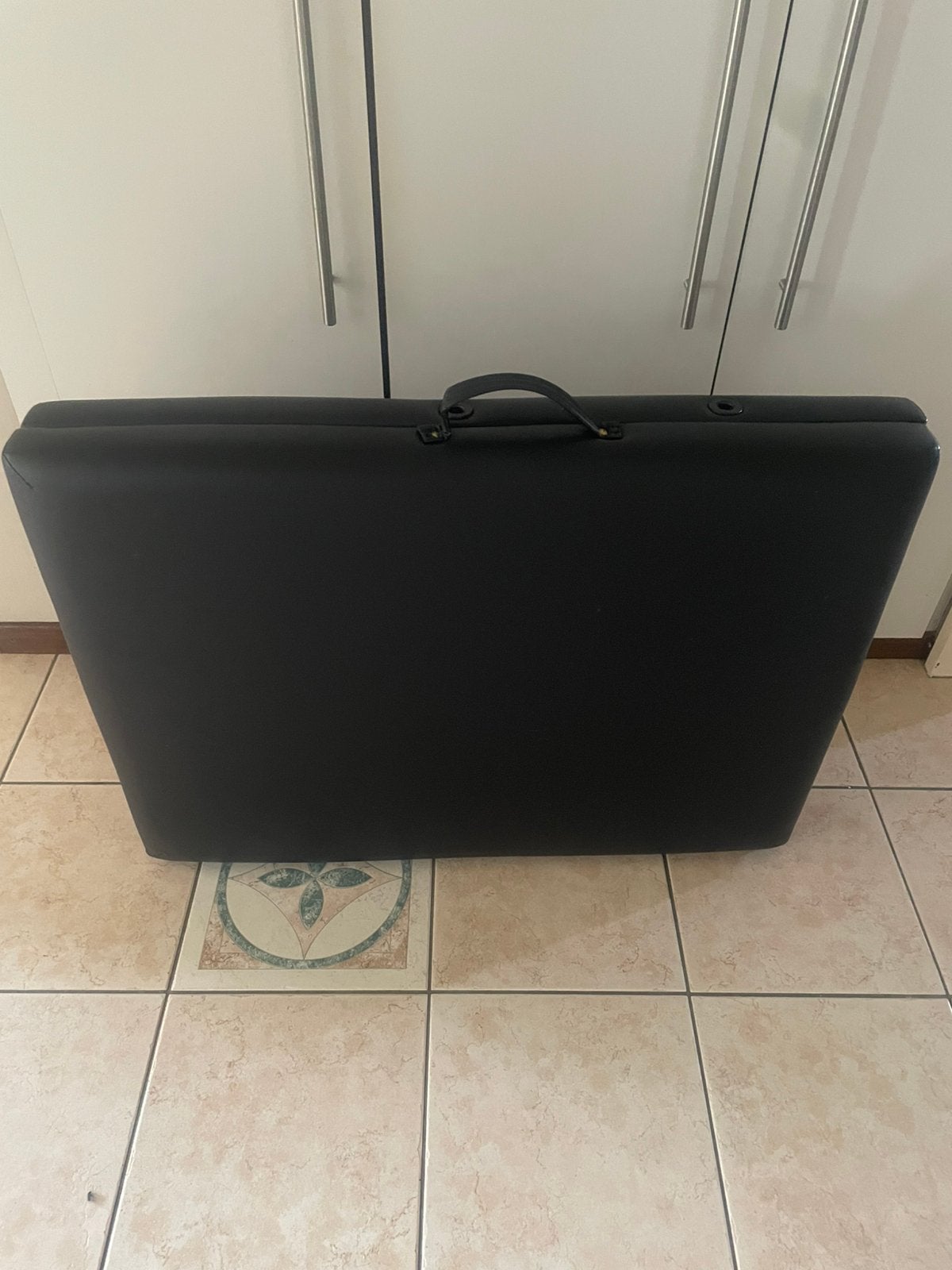 Opvouwbare massagetafel inclusief verstelbare salonkruk, Sport en Fitness, Massageproducten, Ophalen, Zo goed als nieuw, Massagetafel