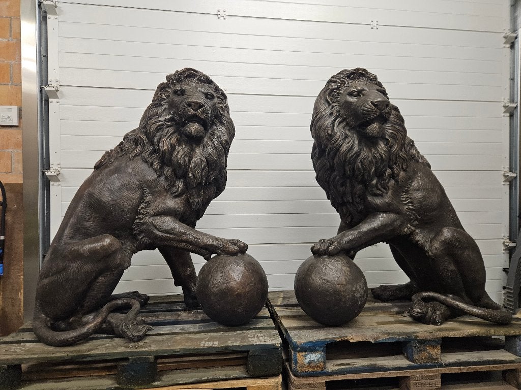 BRONZEN KOPPEL GROTE ZITTENDE LEEUWEN, PRACHTIGE BRONZEN!!!, Ophalen of Verzenden, Nieuw, Overige materialen, Dierenbeeld