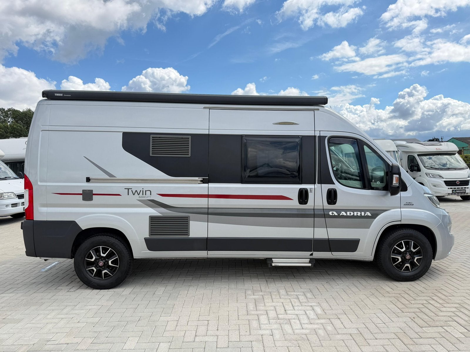 Adria Twin 600 SPT 2016 | Automatique | 130 CV | 114 000 km, Siège de train, Trousse de toit, Fiat, 5 à 6 mètres