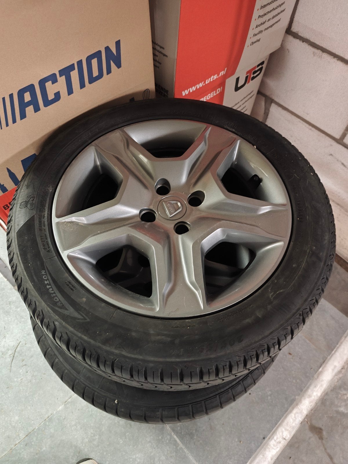 Velgen en banden DACIA, Ophalen, 16 inch, 205 mm, Band(en)