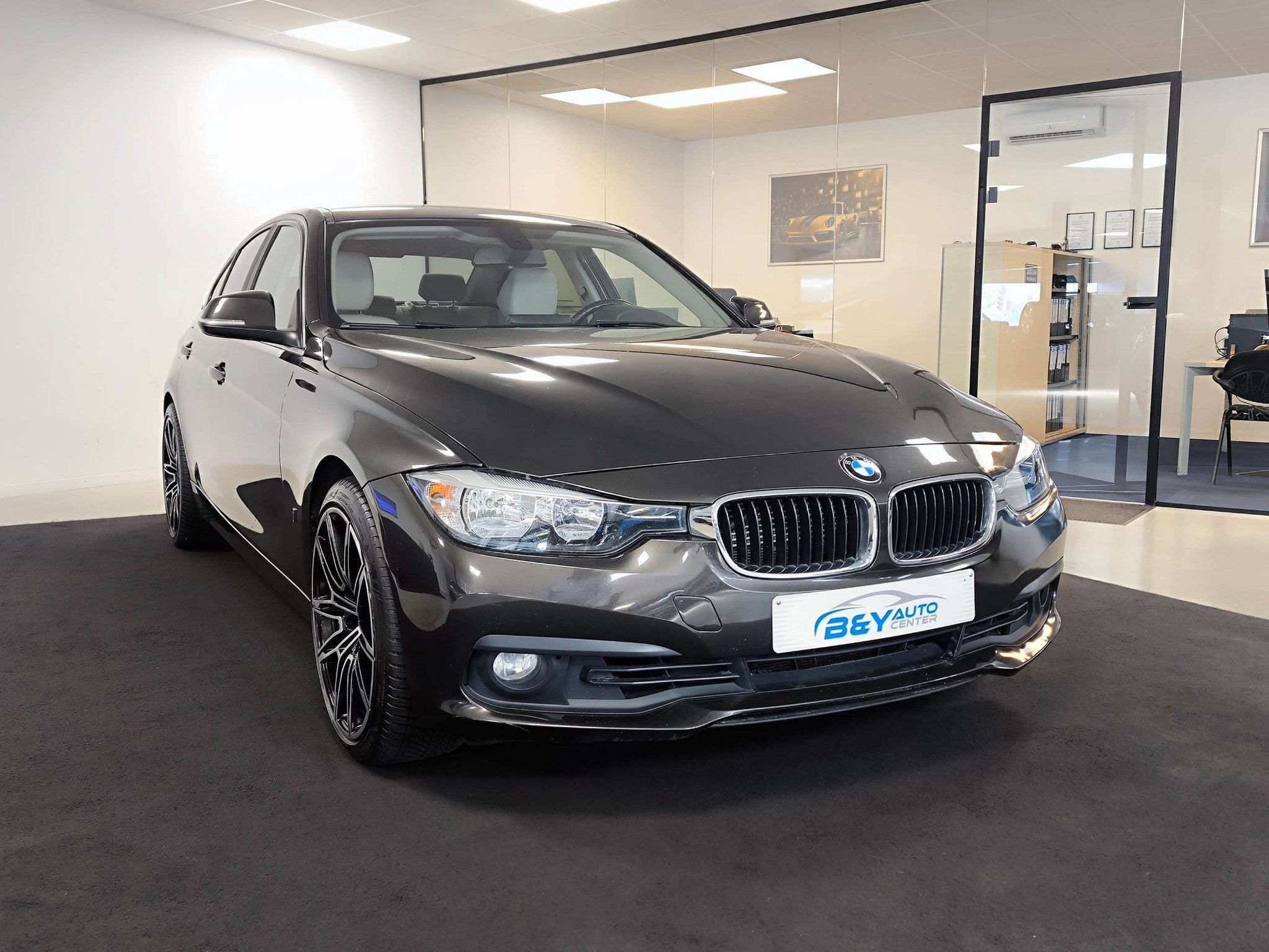 BMW 3 Serie 330 eA Plug-In Hybrid / Leder BTW Aftrekbaar, Auto's, Automaat, Achterwielaandrijving, Gebruikt, 4 cilinders