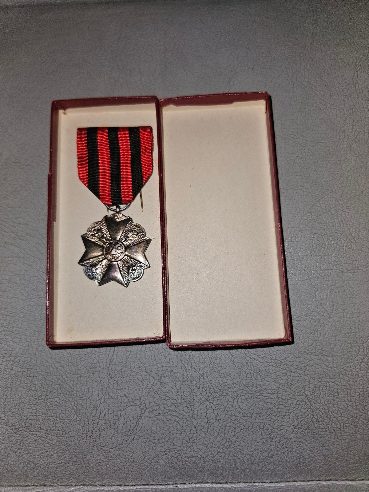 Medaille met doosje, Ophalen
