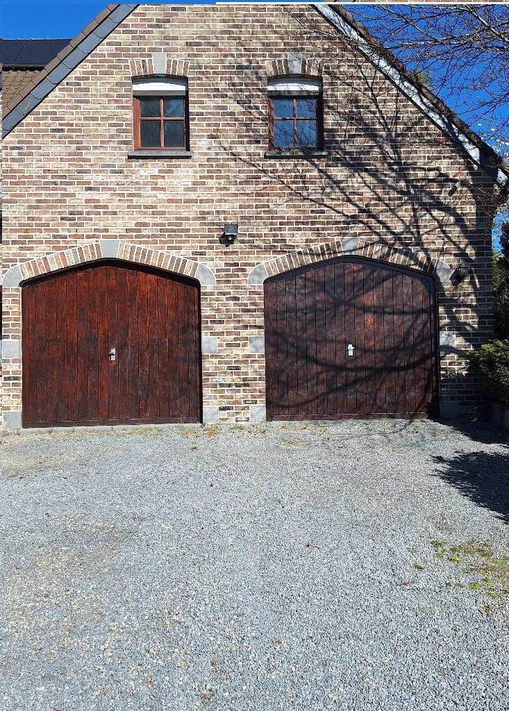 2 portes de garage basculantes en bois massif - Oupeye, Bricolage & Construction, Châssis & Portes coulissantes, Enlèvement, Utilisé