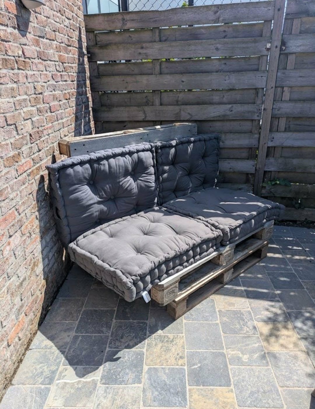 Lounge uit paletten met nieuwe grote grijze kussens, Ophalen