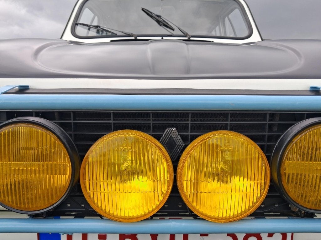 Quatrelle, wie zet de reis naar het zuiden verder ?, Auto's, Oldtimers, Voorwielaandrijving, 4 zetels, Stof, Mistlampen