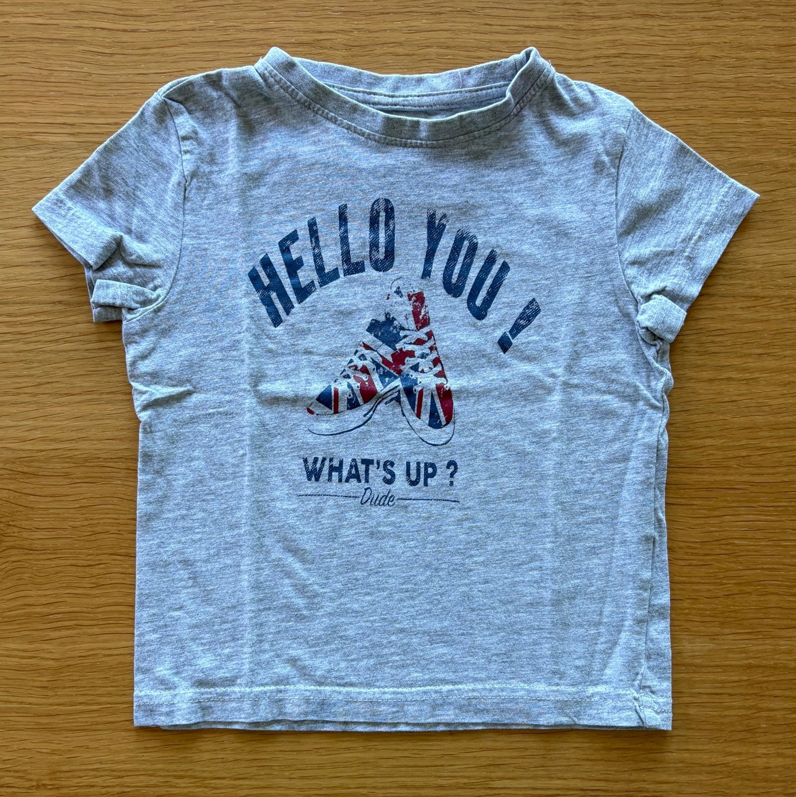 T-shirt gris avec impression baskets - 3 ans - 3€, Ophalen of Verzenden, Zo goed als nieuw, Jongen