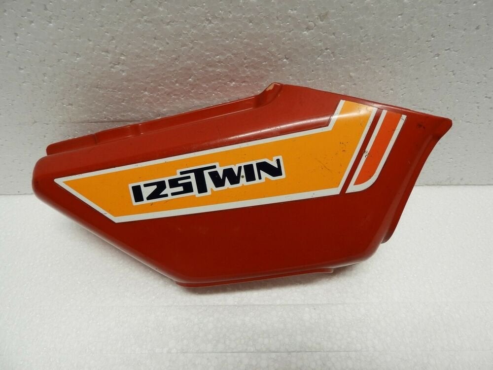 CB125 1970 - 1971 Honda Cover Cover onder zadel D1-44320