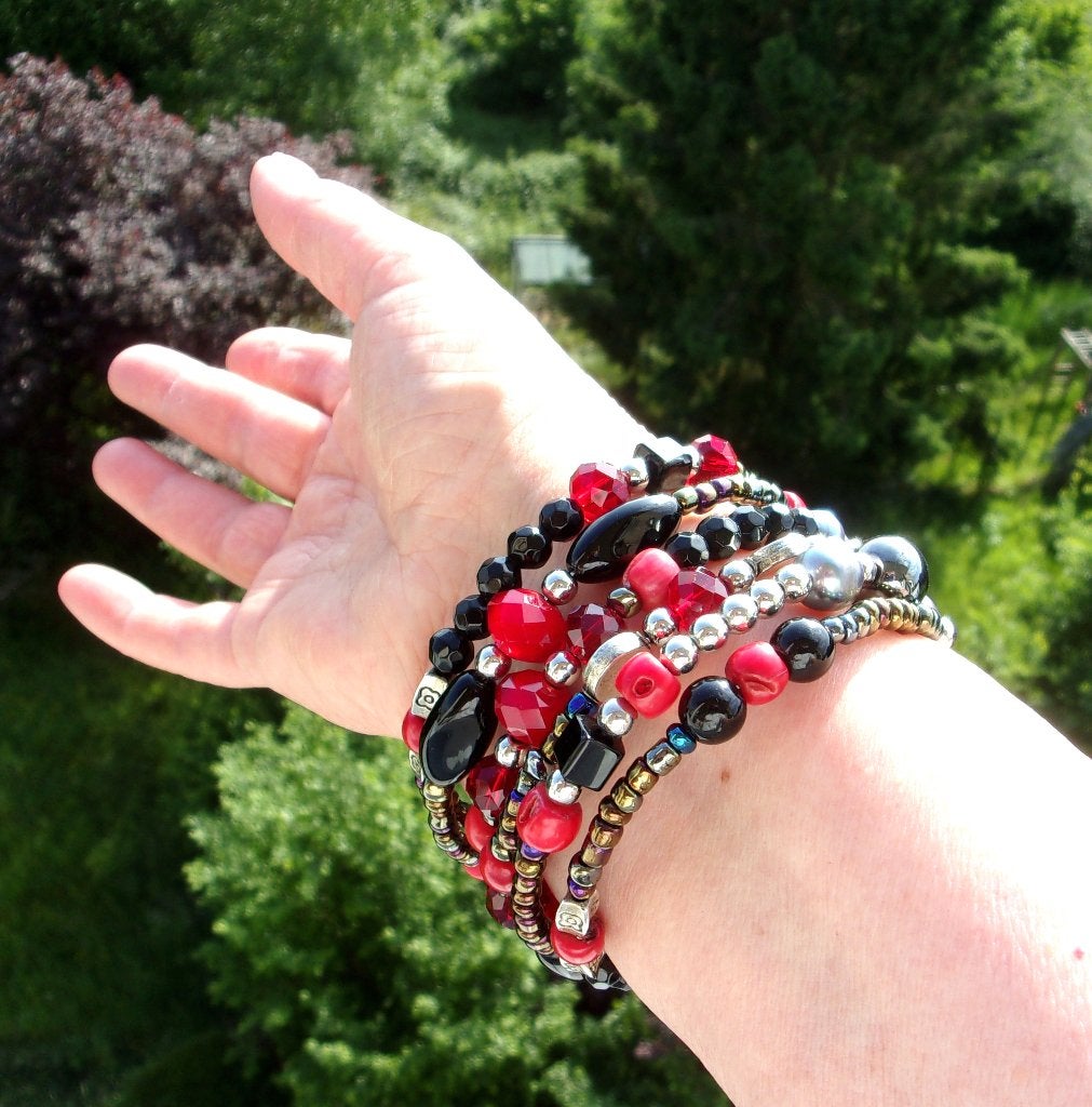 Bracelet noir et rouge multi rangs neuf avec corail, Enlèvement ou Envoi, Avec bracelets à breloques ou perles, Acier, Neuf