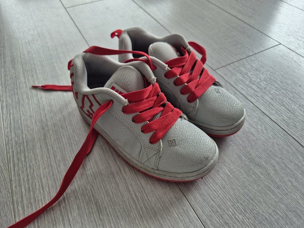 DC Shoes kinderen skater rood grijs maat 35, Ophalen of Verzenden, Gebruikt