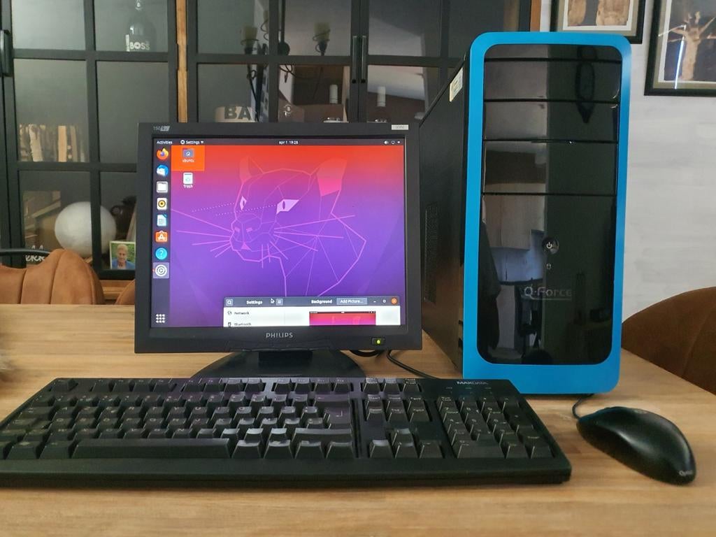 Qforce desktop + ubuntu 20.04 lts, Computers en Software, Vintage Computers, Ophalen