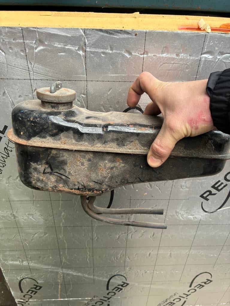Honda dax benzinetank, Enlèvement