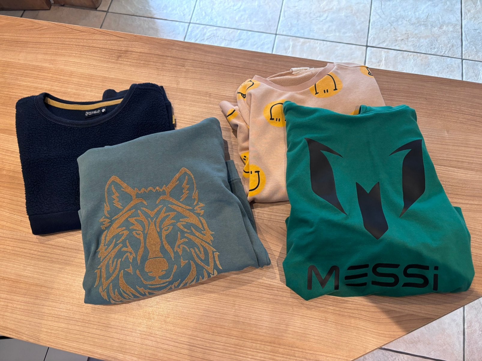 4 truien jongens maat 140 (Messi, Nachtwacht, Smiley), Enfants & Bébés, Paquets de vêtements pour enfants, Enlèvement ou Envoi
