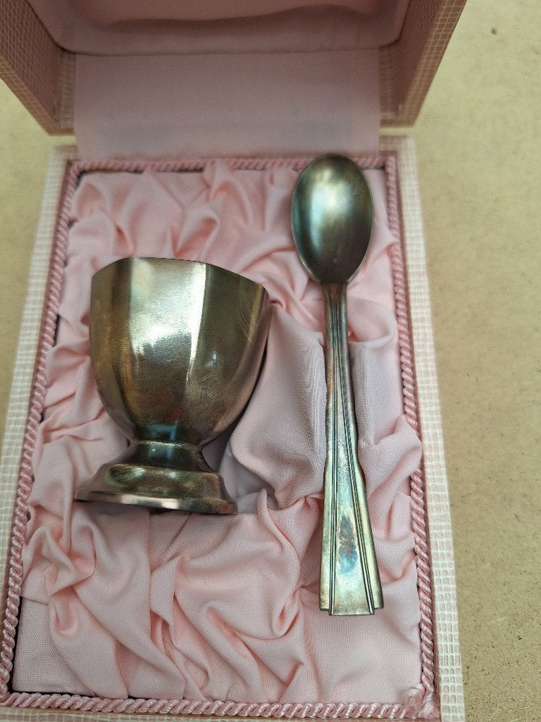 Coquetier et cuillère métal argenté dans coffret, Antiquités & Art, Enlèvement ou Envoi