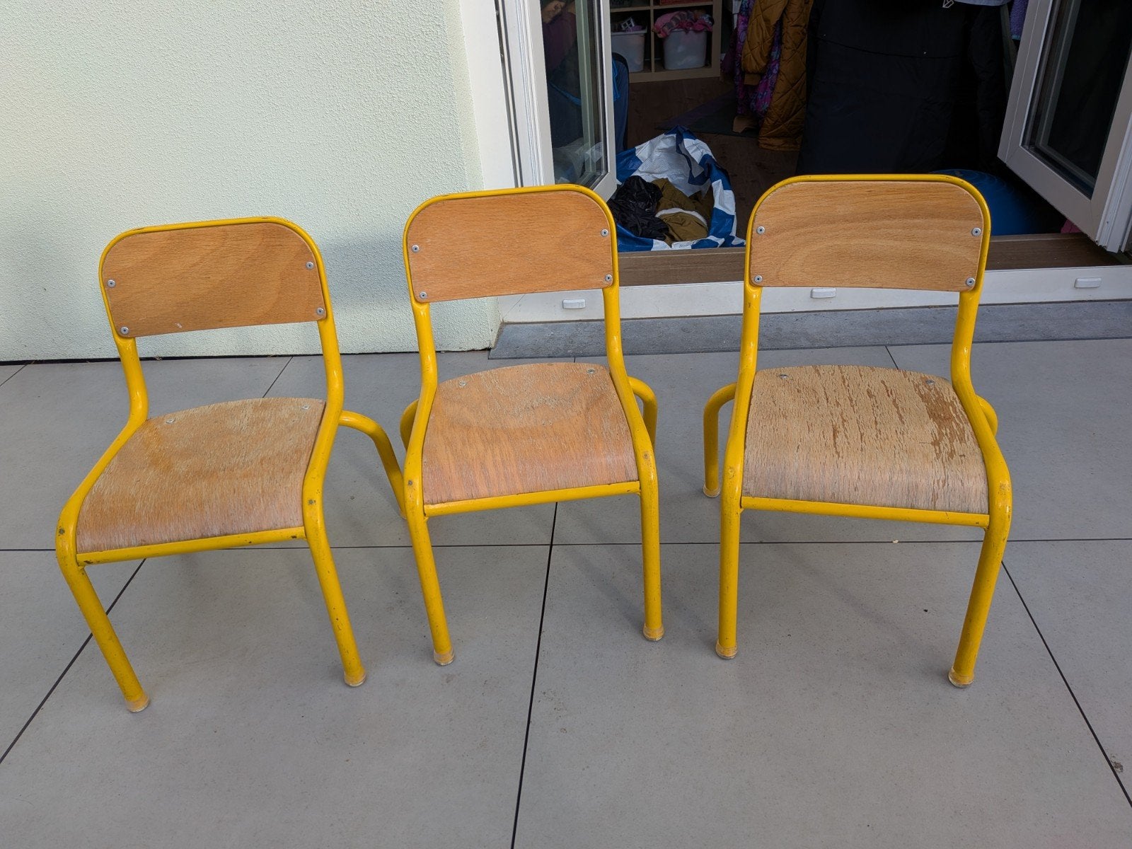 Anciennes chaises d'école en bois avec pieds jaunes, Trois, Enlèvement ou Envoi, Autres couleurs, Utilisé