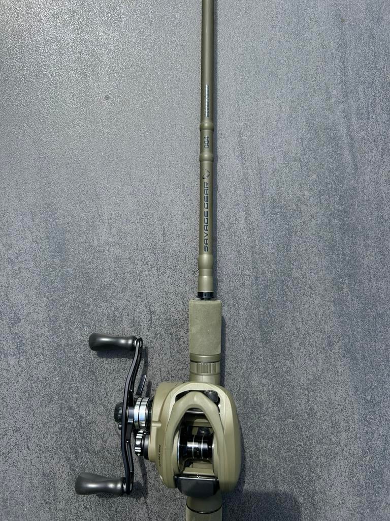 NIEUW: Savage Gear SG4 Medium Game + SG 8 100 LH Baitcaster, Enlèvement, Neuf, Ensemble complet