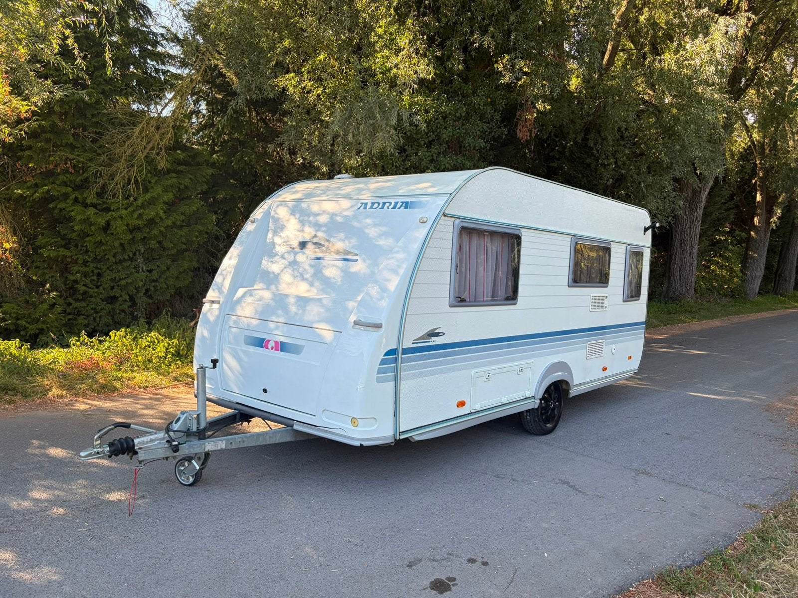 Adria 2008 + Voortent - Vastbed - Inschrijfklaar, Caravanes & Camping, Particulier, Adria, Douche, Banquette en rond