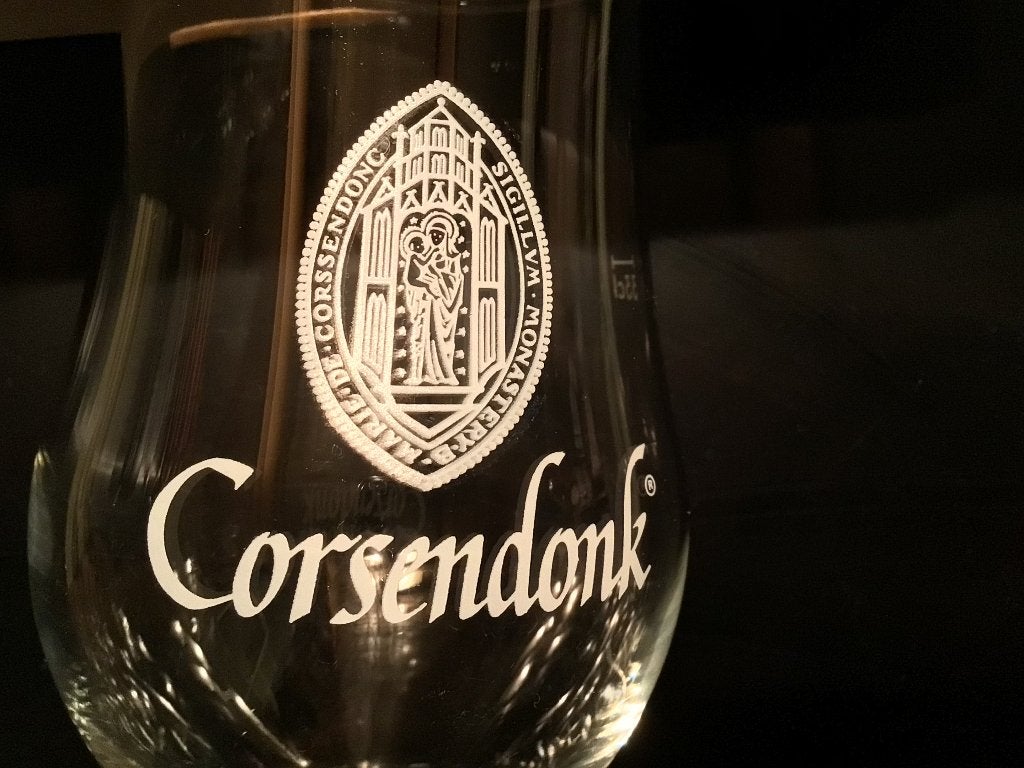 2 verschillende Corsendonk bierglazen wit - gekleurd, Verzamelen, Biermerken, Ophalen of Verzenden