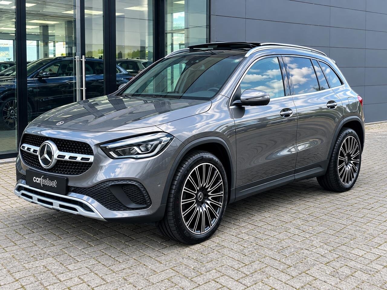 Mercedes-Benz GLA 180 PANO/ALUS18/LED/CAMERA, https://public.car-pass.be/vhr/4db68d53-6787-4fe3-9e26-5c412c476485, Zwart, 4 cilinders