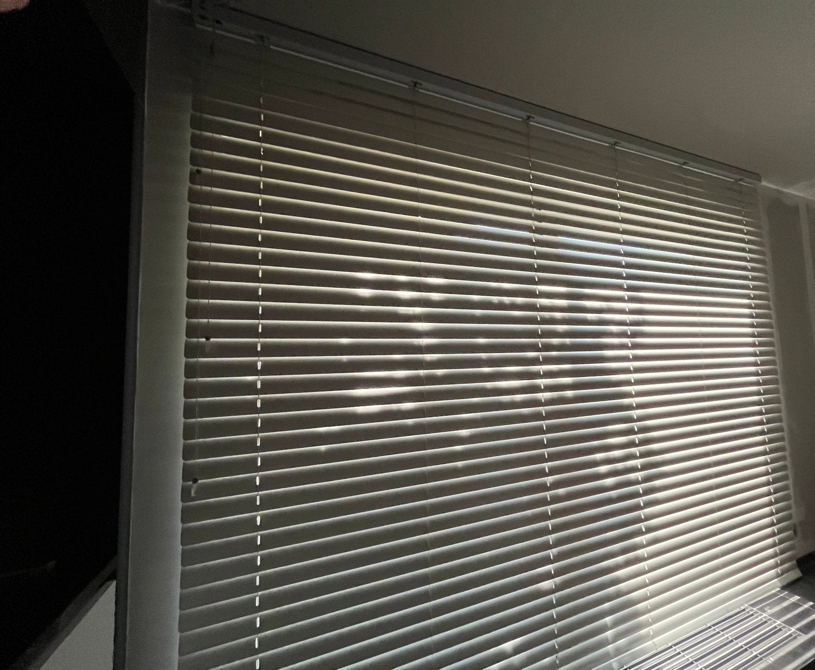Aluminium jaloezieën luxaflex gebroken wit, Huis en Inrichting, Ophalen, Jaloezie, Wit, Zo goed als nieuw