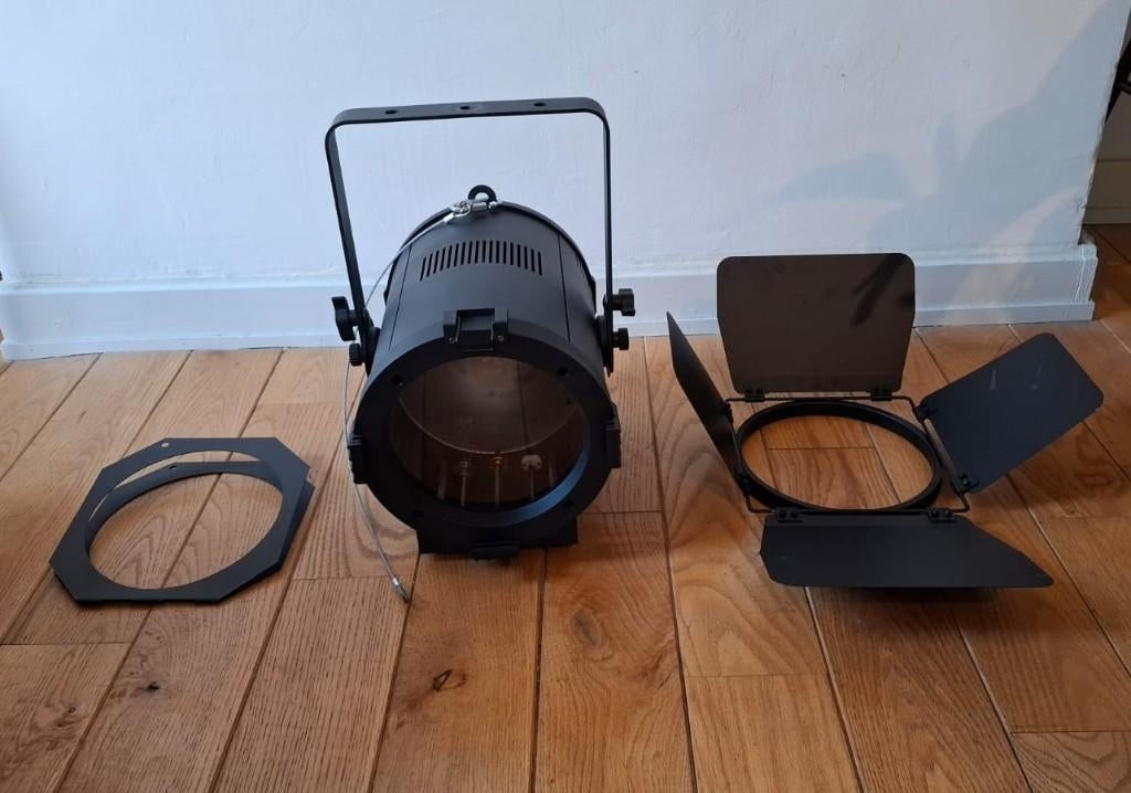 BeamZ BTF200CZ Fresnel Zoom 200M LED RGBW, Enlèvement ou Envoi, Comme neuf, Lumières, Couleur