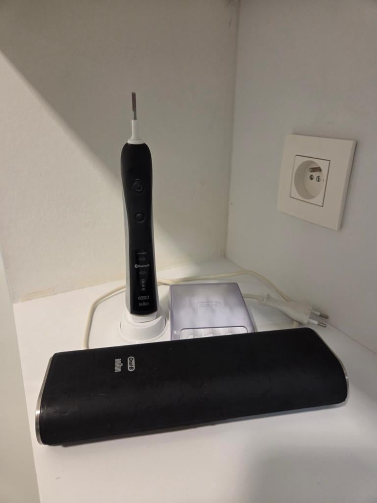 Elektrische tandenborstel Oral-B, Ophalen of Verzenden, Zo goed als nieuw, Mondverzorging