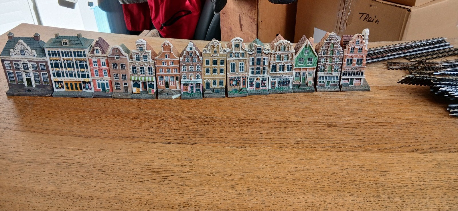 : Série complète 10 maisons miniatures d’Amsterdam - Blokke, Enlèvement ou Envoi, Rails