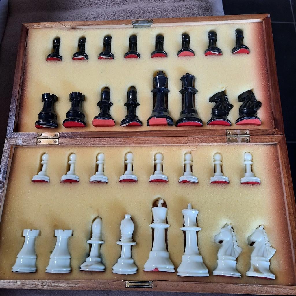 Schaakbord met schaakstukken . Koning is 9 cm , pion 4,5 cm, Verzamelen, Ophalen of Verzenden