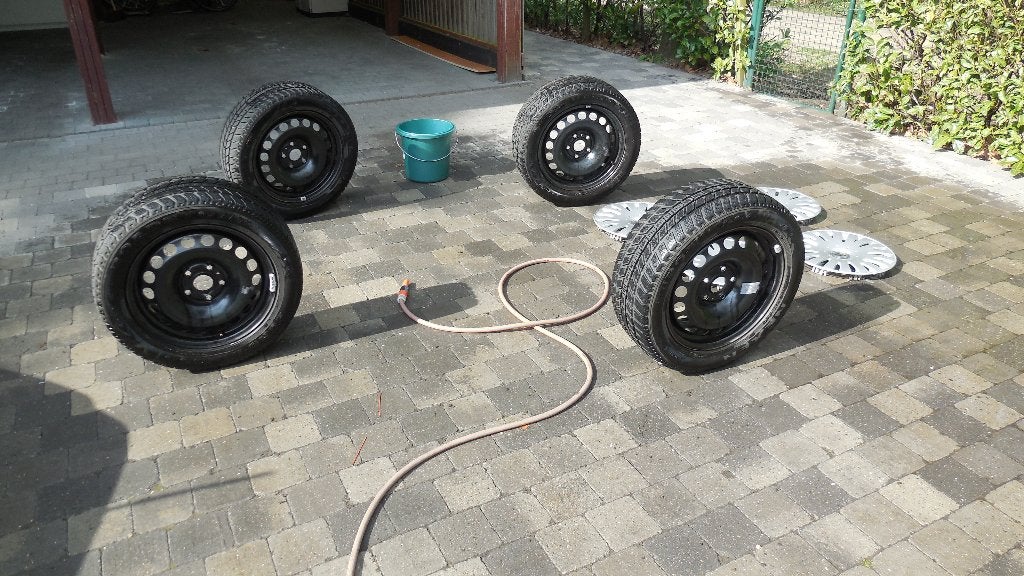 Winterbanden op velg + wieldeksels merk VW, Ophalen, Winterbanden, Banden en Velgen