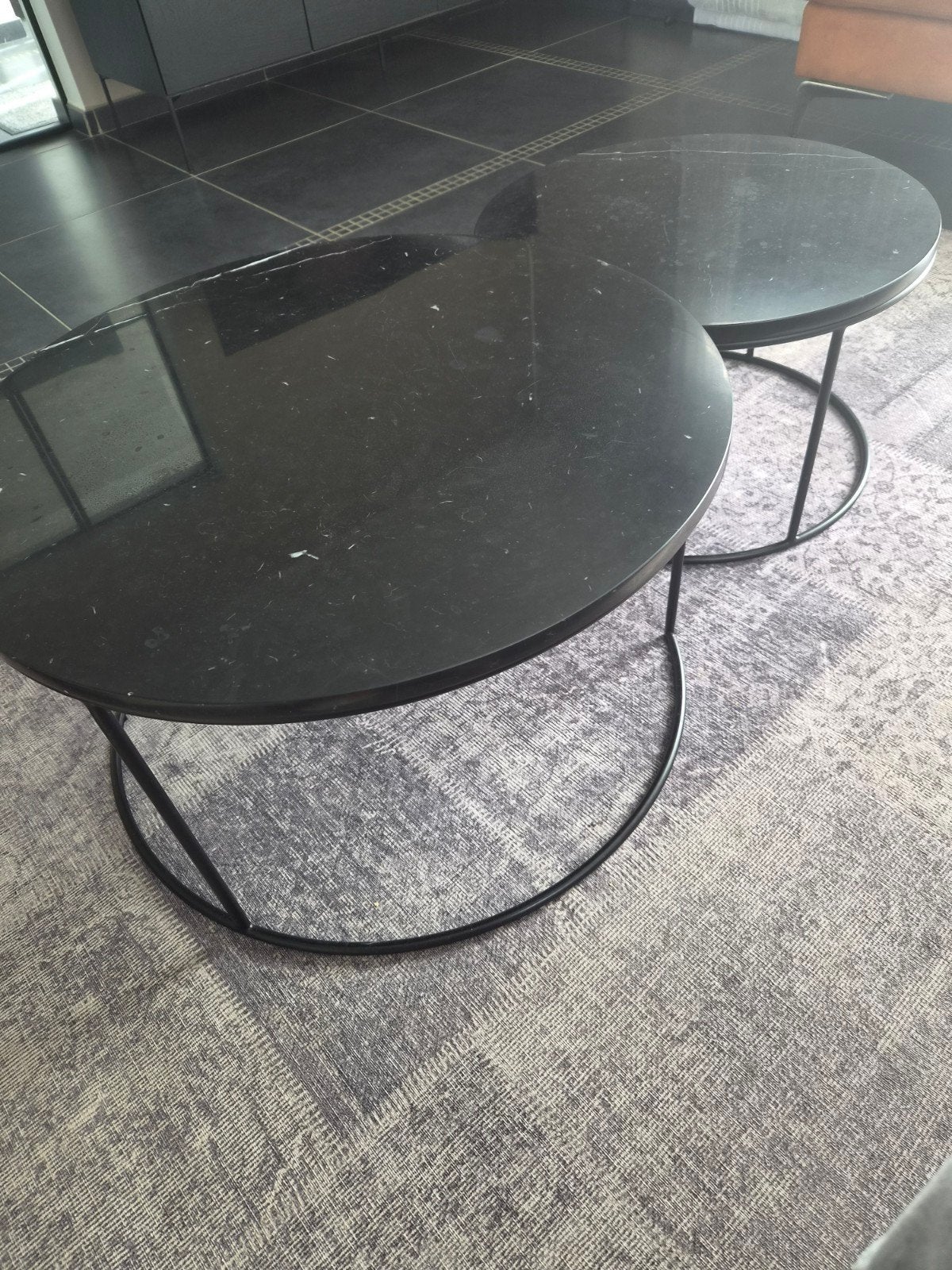 Double table basse en marbre, Maison & Meubles, Enlèvement, Utilisé, Rond, Moins de 45 cm