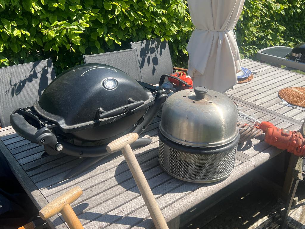 Weber BBQ Q1200 mét zijtafels  - 2 jaar oud, Ophalen, Gebruikt, Weber