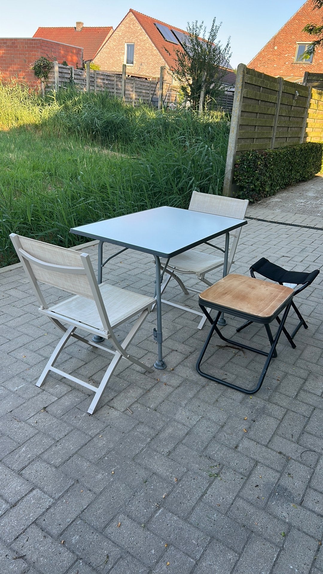 Opvouwbare tafel met 2 vouwstoelen en 2 bijzet krukjes, Caravans en Kamperen, Ophalen, Gebruikt
