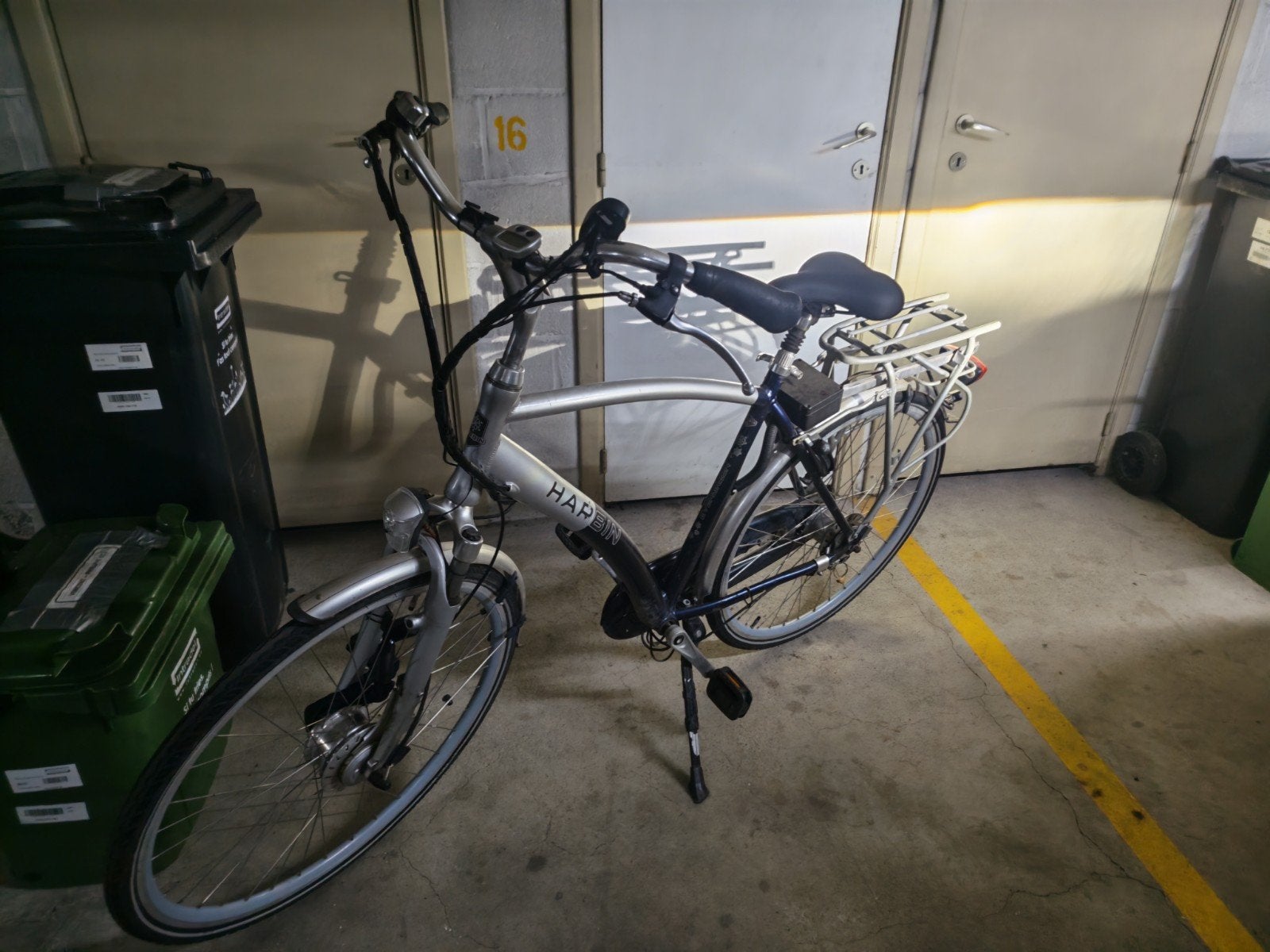 vélo électrique pour adulte, couleur gris et bleu marine l, 55 à 59 cm, Enlèvement, Utilisé, 30 à 50 km par batterie