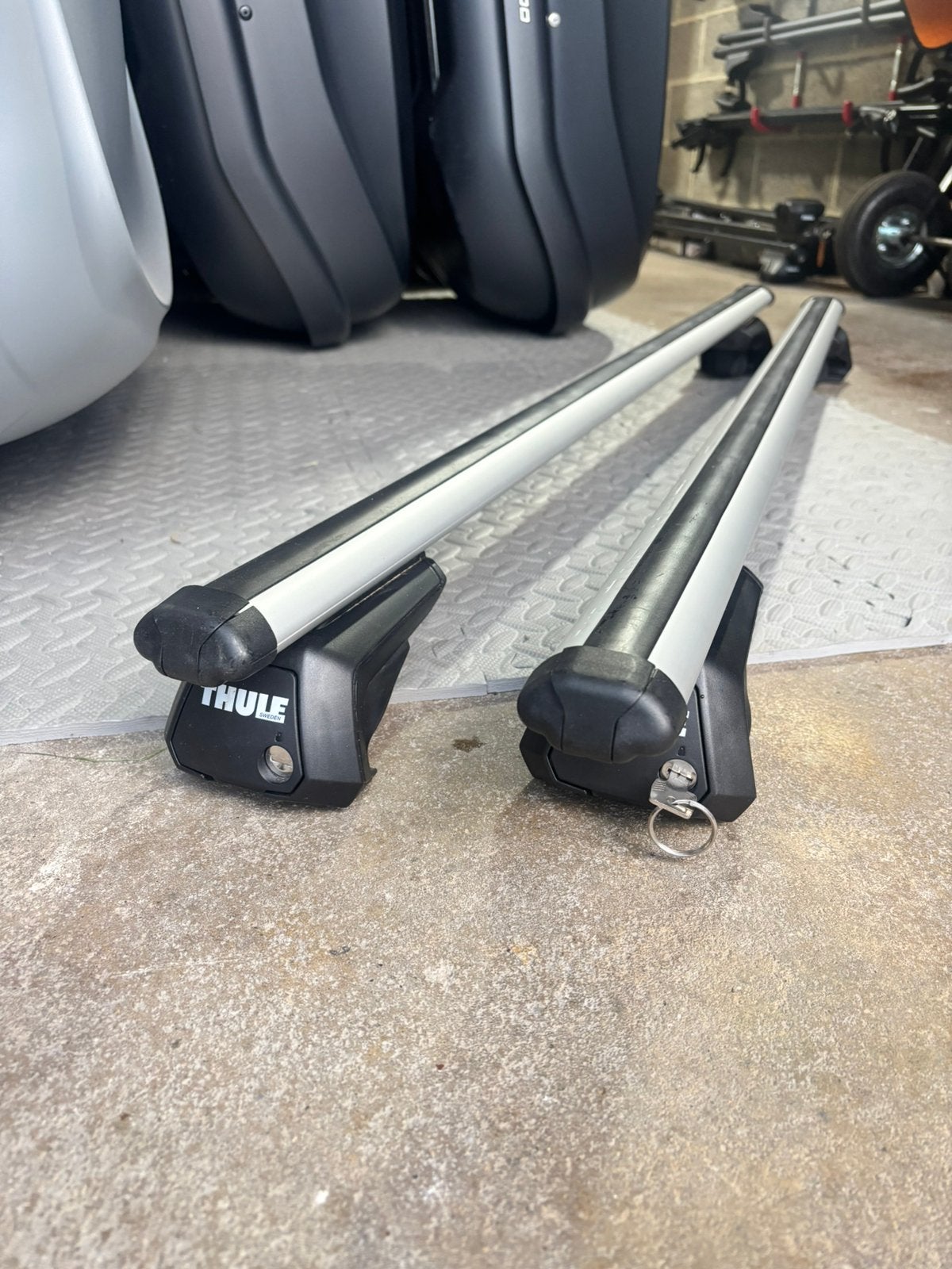 Barres de toit THULE aluminium universelles, Autos : Divers, Coffres de toit, Comme neuf, Enlèvement