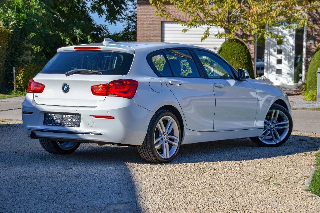 BMW 116i Sportline 2018 Benzine Manueel 127.000 km, Auto's, Wit, Bedrijf, 3 cilinders, MyCar