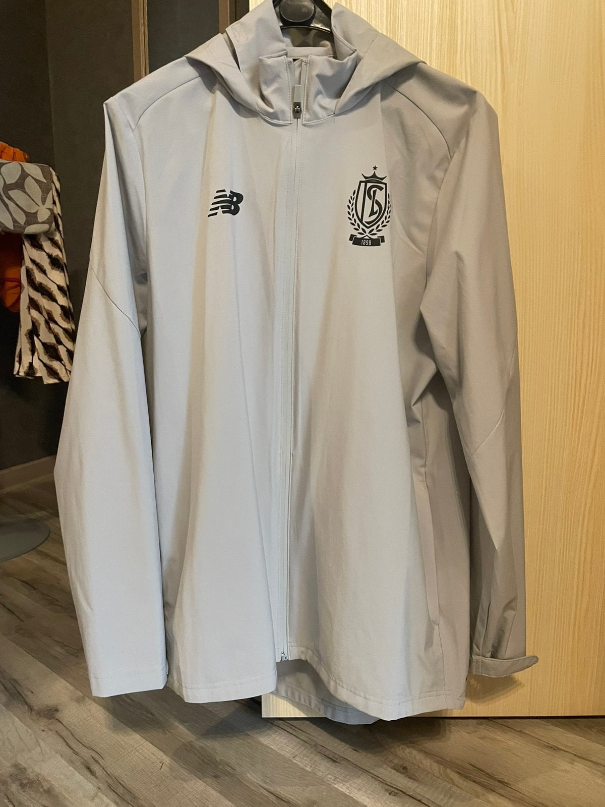 Veste / Coupe-vent Standard de Liège New Balance - Taille XL, Gris, Enlèvement ou Envoi, Taille 56/58 (XL), Neuf