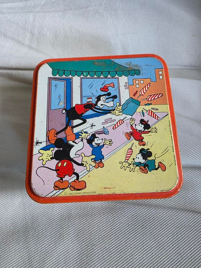 Disney boîte vintage en métal made in France.. cette boîte d