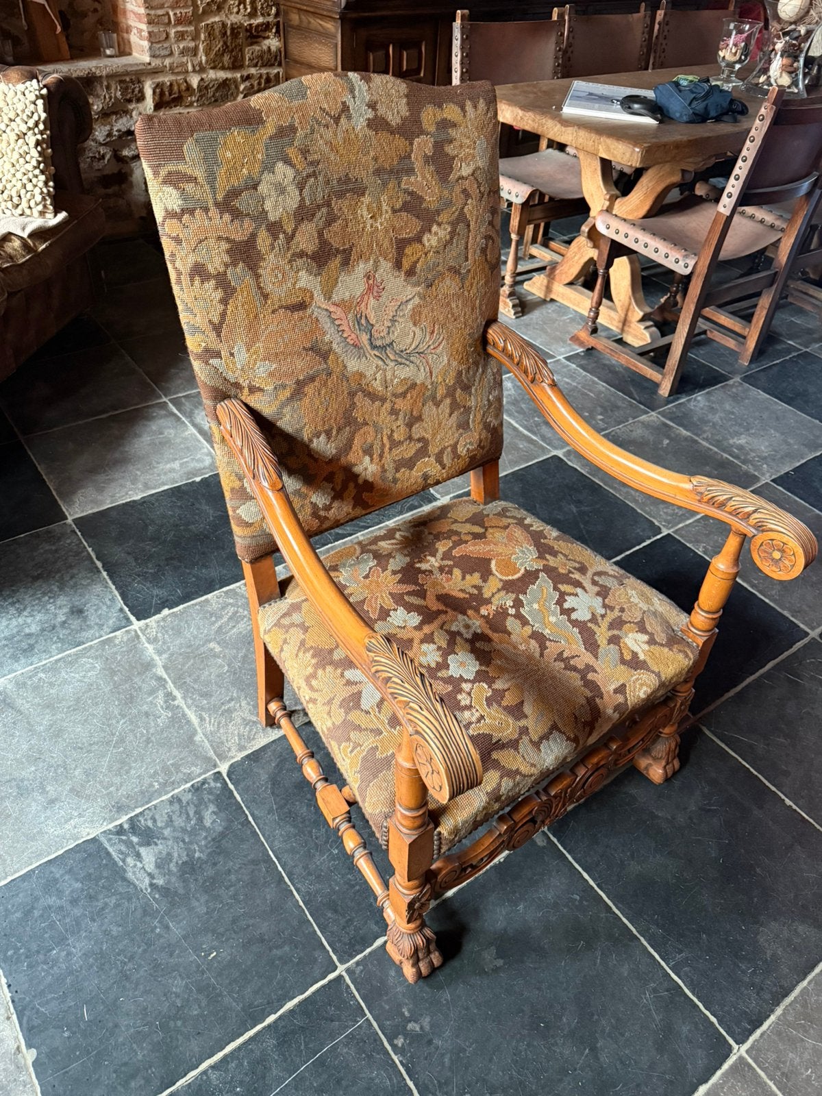 Antieke houten fauteuil, Ophalen