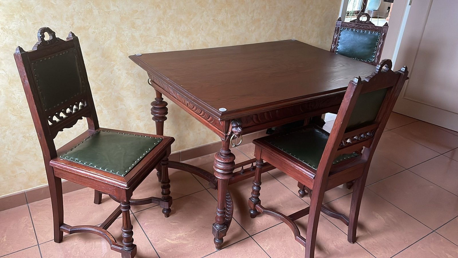 Antieke tafel met glazen blad in goede staat, Ophalen