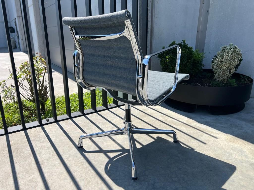 Vitra Eames EA108 hopsak stoel, Verzenden, Ergonomisch, Zo goed als nieuw, Bureaustoel
