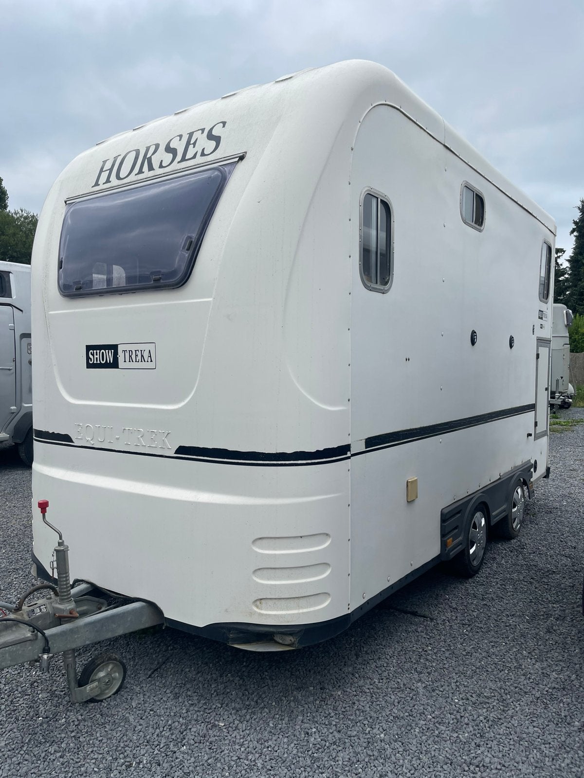 Equitrek treka 2 p met kleine zithoek zijlader ., Ophalen, Gebruikt, Polyester, 2-paards trailer