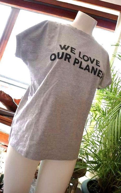 bijzonder T-shirt: We Love Our Planet, Kleding | Dames, T-shirts, Maat 38/40 (M), Ophalen of Verzenden, Zo goed als nieuw, Korte mouw