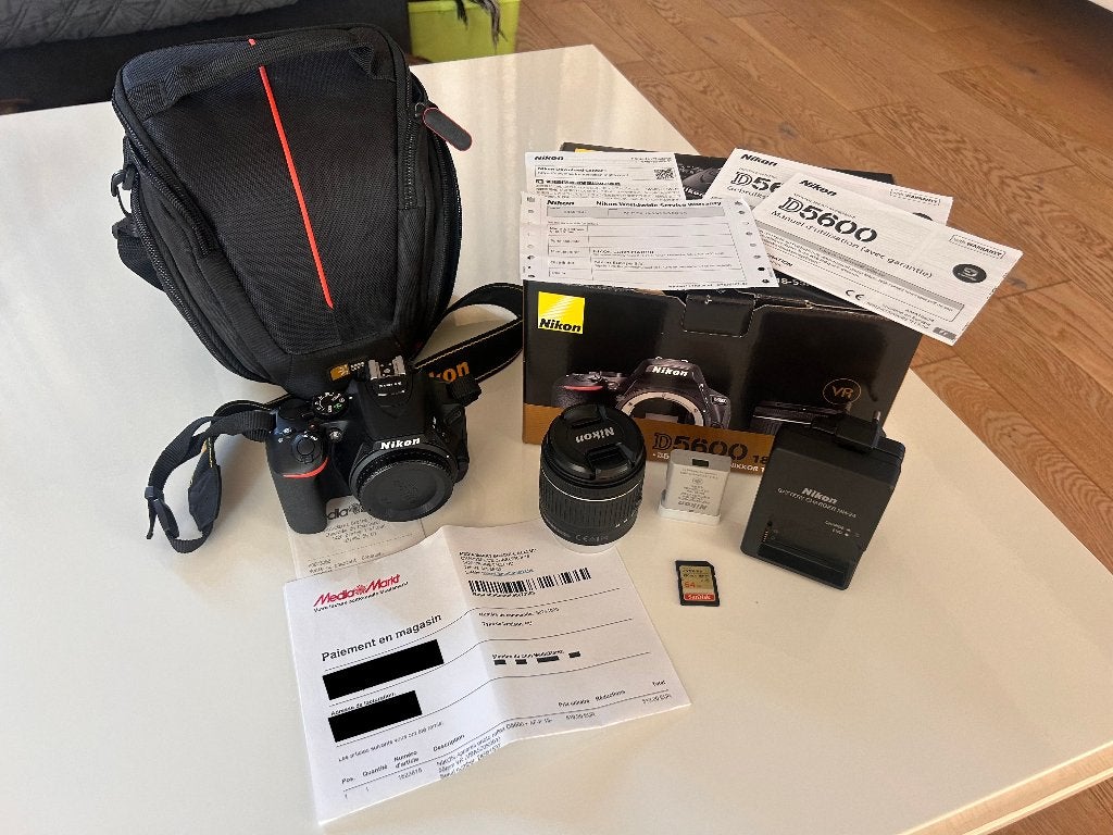 NIKON D5600 + 18-55mm VR - Complet - Comme neuf (2768 clics), Audio, Tv en Foto, Fotocamera's Digitaal, Ophalen, Spiegelreflex