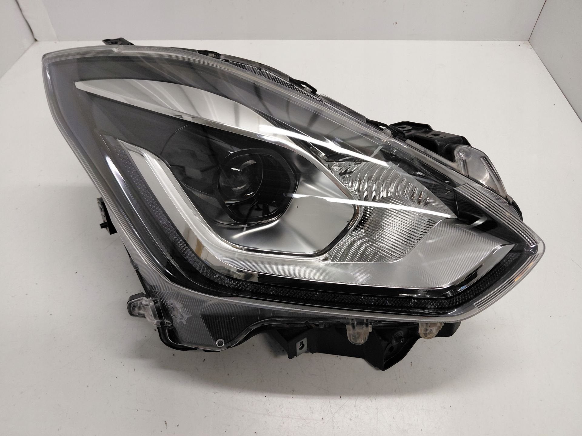 Phare Stanley pour Suzuki Swift Mk8, Info@suzuki.co.jp, Takatsuka-cho, Chuo-ku 300
432-8611  Hamamatsu, Suzuki Motor Corporation